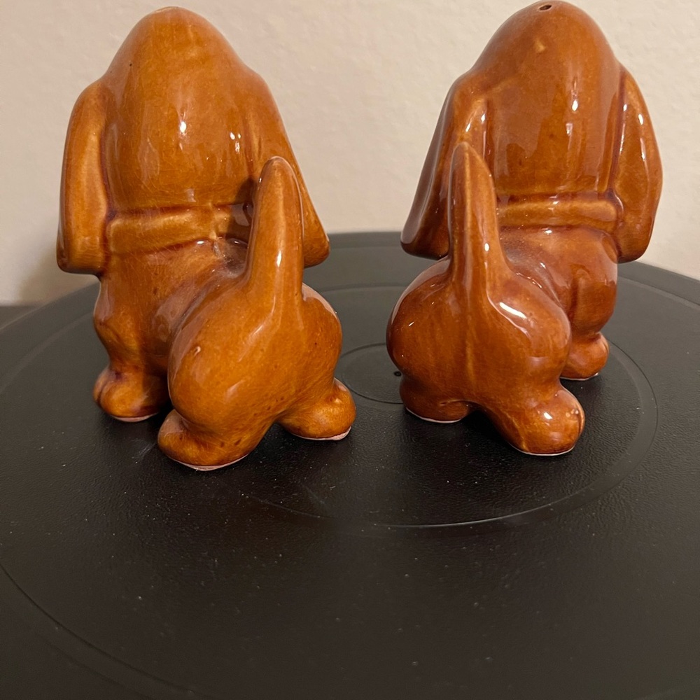 Vintage ceramic Basset Hound salt and pepper shaker set. - Picture 2 of 3